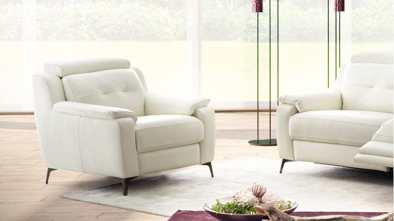 Fauteuil relax électrique KILIAN - Formes apaisantes et soutien parfait pour ce fauteuil relax déclinable en plusieurs coloris.