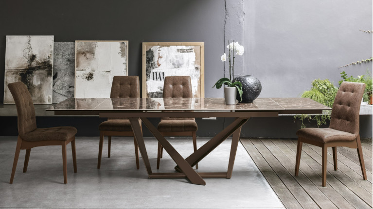 Table de repas extensible PRIAMO - Plateau bois ou céramique ultra résistante, pied central en métal multibranches.