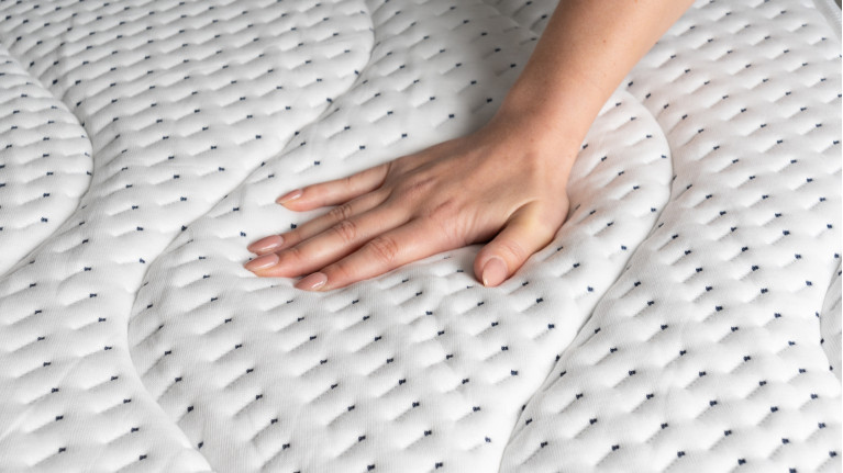 Matelas 160 x 200 cm LODGE - Soutien ferme, accueil moelleux