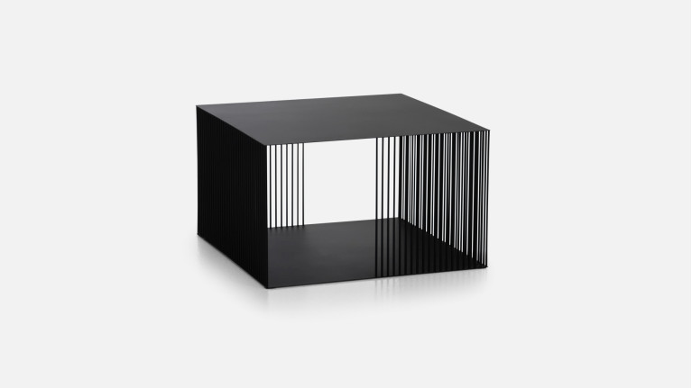 Table basse en acier, design graphique, lignes épurées, Veil