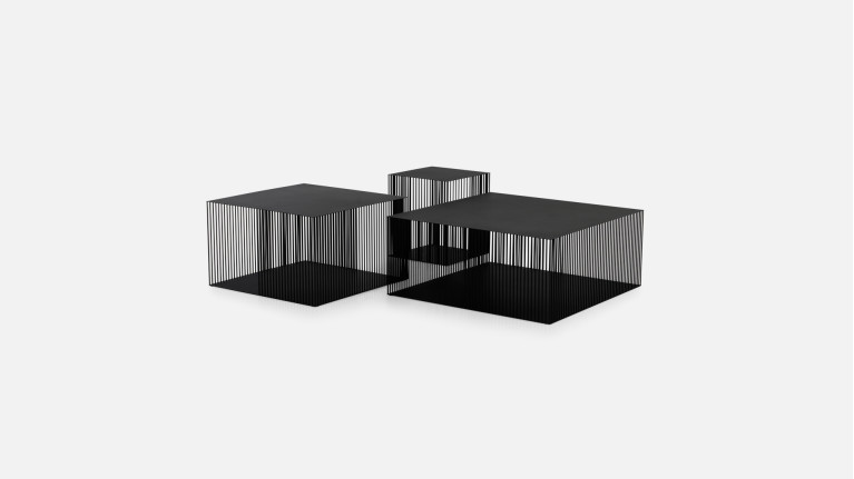 Table basse en acier, design graphique, lignes épurées, Veil