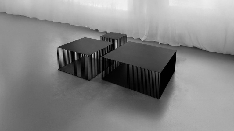 Table basse en acier, design graphique, lignes épurées, Veil