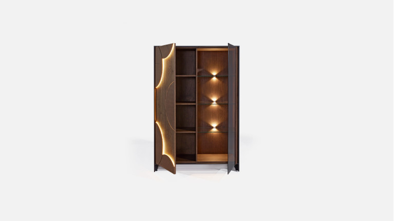 Vitrine NEO EQUINOXE – Placage chêne, étagères verre et éclairage LED
