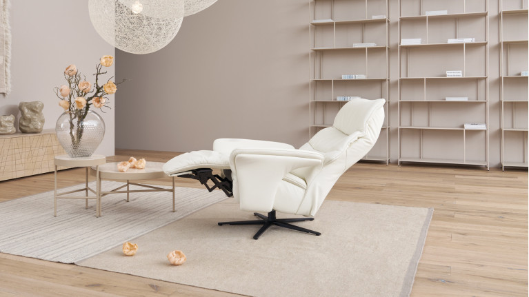 Fauteuil relaxation pivotant électrique Himolla ADELE