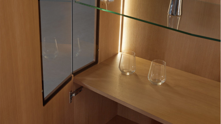 Vitrine JADE en verre fumé et métal