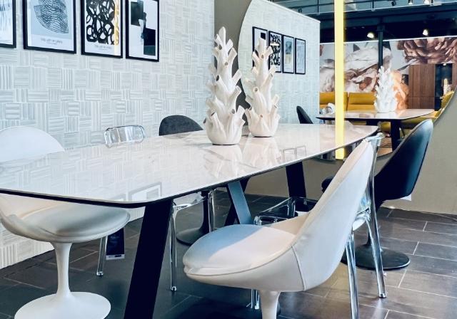 Table en céramique effet marbre et chaises design à Arras
