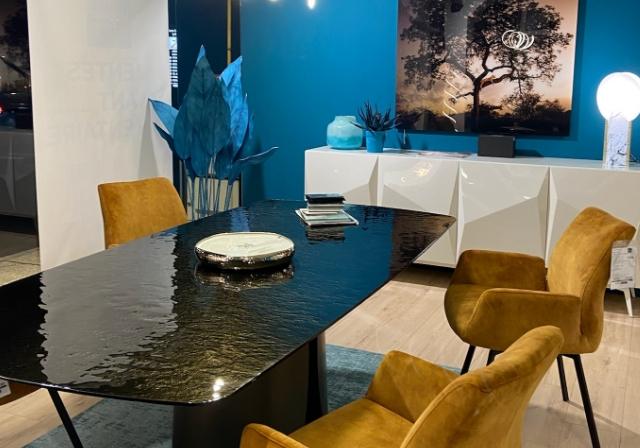 Optez pour une table en bois UNIQUE et numérotée disponible dans votre magasin de meubles à Vitré