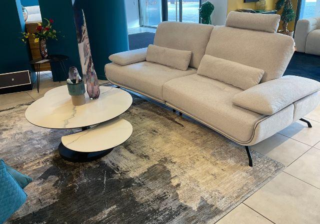 Salle à manger moderne avec table en céramique noire et buffet en bois clair au magasin Mobilier de France Lanester