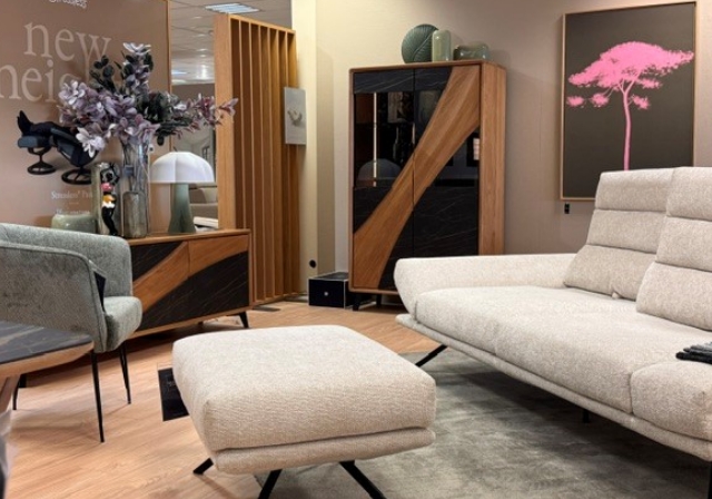Canapé d’angle modulable en tissu beige et jaune safran, avec coussins imprimés et table basse carrée noire en métal – Mobilier de France Saint-Lô