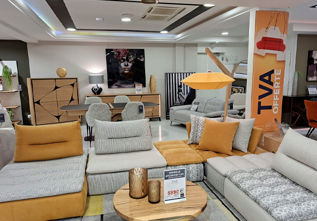 Canapé modulable tissu gris et ocre avec méridienne, table basse ronde bois – Mobilier de France Annecy