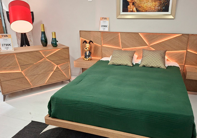 Chambre design bois clair avec lit LED intégré et commode assortie – Mobilier de France Annecy