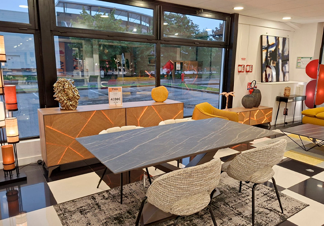 Table à manger effet marbre avec chaises tissu, buffet bois lumineux – Mobilier de France Annecy